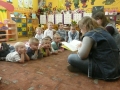 Zdjęcie: Gimnazjaliści czytają  przedszkolakom