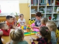 Zdjęcie: Robimy kwiaty z kolorowej bibuły.